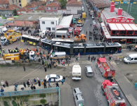 شاهد.. لحظات مرعبة لتصادم قطار بحافلة في إسطنبول