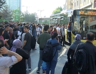 بالفيديو.. أتراك يتجمهرون غضبا من تعطل خط مترو في إسطنبول
