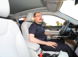وزير التجارة التركي يجري قيادة تجريبية للسيارة المحلية