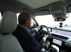 أردوغان يجري قيادة تجريبية للسيارة المحلية توغ