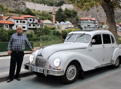 تركي يرفض عرض 1.5 مليون ليرة لشراء سيارته القديمة (صور)