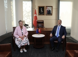 وزير الخارجية التركي يناقش تحرير التأشيرات مع مفوضة الاتحاد الأوروبي