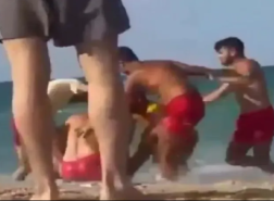 فيديو.. منقذون يضربون شخصا كسر حظر السباحة في اسطنبول