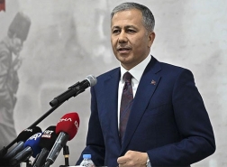 وزير الداخلية:  أكثر من 105 آلاف مخالف غادروا تركيا بعد تشديد التفتيش