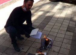 مدير مطعم تركي يحرق دفاتر ديون تقدّر بـ70 ألف ليرة