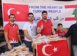 السفارة التركية في لبنان توزع الخبز على المحتاجين