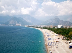 أنطاليا تجهز شاطئ كونيالتي الشهير عالميًا وفق قواعد كورونا