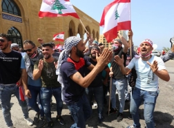 اللبنانيون ينزلون للشوارع مجدداً احتجاجاً على إدارة الحكومة للأزمة الاقتصادية