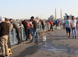 وزير الصحة يحذّر صائدي الأسماك فوق جسر غلطة في اسطنبول