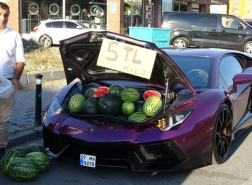بالصور.. عربي يبيع البطيخ بسيارته الفاخرة وسط اسطنبول