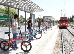 مدينة تركية تقدم الترام حصريًا لراكبي الدراجات