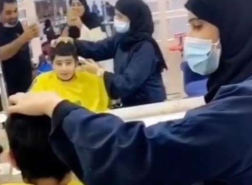 فتاة سعودية تحصل على رخصة حلاقة أطفال
