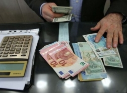 العملة الإيرانية تهوي إلى مستويات قياسية جديدة في السوق الموازية