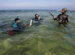 صيد السمك بالرمح.. وسيلة بدائية لكسب الرزق في غزة