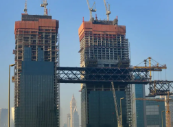 دبي.. استكمال عملية رفع أطول مبنى أفقي معلق في العالم