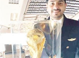 طيار كويتي ينقل كأس العالم من سويسرا إلى قطر