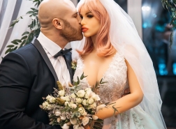 بالصور .. لاعب كمال أجسام كازاخستاني يتزوج دمية