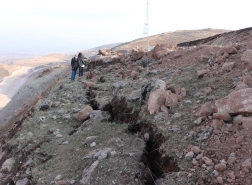 شروخ عميقة في التربة بعد وقوع الزلزال في هذه المدينة التركية