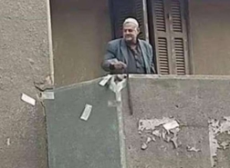 مهندس بترول مصري يلقي أمواله من شرفة منزله والسبب!