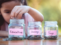 متى يجب أن تبدأ في تعليم أطفالك التعامل مع المال؟
