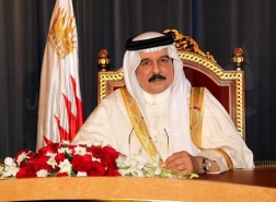 ملك البحرين يتلقى لقاحاً مضاداً لكورونا