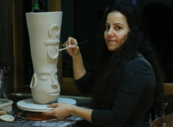 فنانة سيراميك تركية تحول منزلها إلى ورشة جراء كورونا