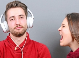 لماذا يجد الرجل صعوبة في الاستماع للمرأة؟