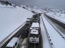 تساقط الثلوج يغلق الطرق ويتسبب بحوادث قاتلة في أنحاء تركيا