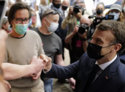 فيديو.. رجل يصفع الرئيس الفرنسي على وجهه