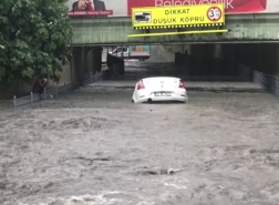 أوقات عصيبة باسطنبول.. مياه الأمطار تغرق سيارة وإنقاذ مُسنة.. شاهد الصور