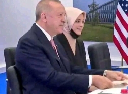من هي الفتاة التركية التي ظهرت في لقاء أردوغان بايدن وأثارت ضجة ؟