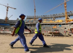 دولة عربية ترحل آلاف العمال الأجانب