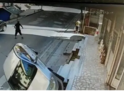 فيديو.. سيارة بدون سائق تنقلب بشكل غريب في إسطنبول