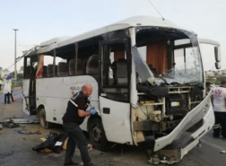 مصرع 4 سائحين روس وجرح 5 آخرين بانقلاب حافلة جنوب تركيا