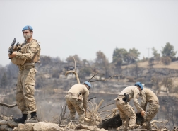 شاهد.. قوات الكوماندوز تهرع لمساعدة السكان في مناطق الحرائق