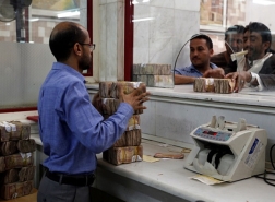 الريال اليمني يواصل التراجع لأدنى مستوى في تاريخه