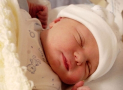 إسبانيّة تطالب بـ3 ملايين يورو تعويض عن تبديل طفلتها بعيد الولادة