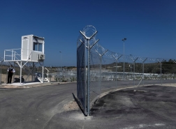 اليونان تفتتح أول مخيم مغلق للمهاجرين قبالة تركيا.. شاهد الصور