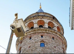 بعد شكاوى السياح.. حاكم إسطنبول يأمر بنقل عمود كاميرا أمام برج غلطة