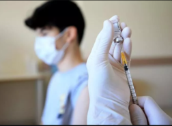 الشباب الأتراك يتهربون من مكالمات التطعيم رغم ارتفاع حالات الإصابة بالفيروس