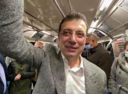 موقف محرج لرئيس بلدية إسطنبول في مترو المدينة (فيديو)