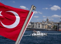 الليرة التركية تتراجع إلى ما بعد 10 مقابل الدولار
