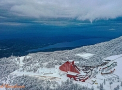 سماكة الثلوج تتجاوز المتر في مركز للتزلج بشمال غرب تركيا (صور)