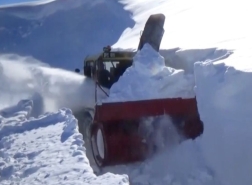 معركة ضد الثلوج في شرق تركيا.. وصل ارتفاعها إلى 4 أمتار