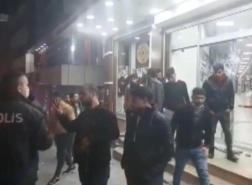 شجار يتطور إلى تحطيم واجهات محلات لسوريين في إسنيورت (فيديو)