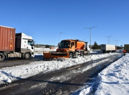 إعادة فتح طريق سريع مغمور بالثلوج في جنوب تركيا (صور)