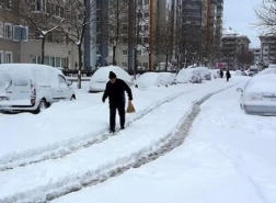 الثلوج تكسو إسطنبول..وتحذير جديد من حاكم المدينة