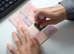 الاتفاق على تأشيرة سياحية خليجية موحدة وربط المخالفات المرورية