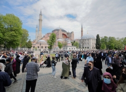 إقبال كثيف من السياح على شبه الجزيرة التاريخية بإسطنبول (صور)