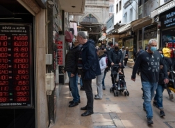 الليرة التركية تتراجع إلى أكثر من 17 مقابل الدولار